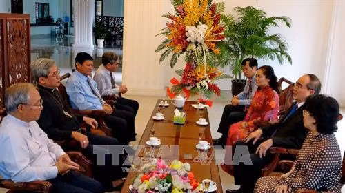 Bí thư Thành ủy Thành phố Hồ Chí Minh Nguyễn Thiện Nhân cùng đoàn công tác đến thăm và chúc mừng các chức sắc tại Văn phòng Giám mục Việt Nam. Ảnh: Thế Anh-TTXVN
