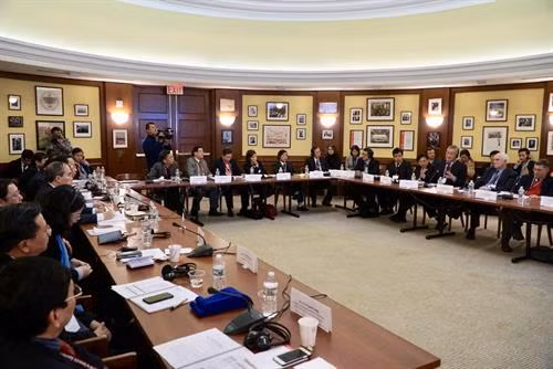 Lãnh đạo Thành phố Hồ Chí Minh và các giáo sư trường Harvard Kennedy thảo luận các vấn đề về phát triển Thành phố Hồ Chí Minh. Ảnh: Hoàng Anh Tuấn – TTXVN