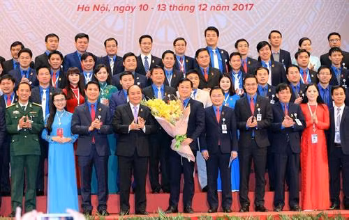 Thủ tướng Nguyễn Xuân Phúc tặng hoa cho Ban Đoàn Trung ương Đoàn Thanh niên Cộng sản Hồ Chí Minh Khoá XI, nhiệm kỳ 2017-2022. Ảnh: TTXVN