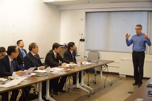 Các giáo sư trường MIT Sloan giới thiệu về các công trình nghiên cứu, đào tạo về đổi mới sáng tạo với lãnh đạo Thành phố Hồ Chí Minh. Ảnh: Hoàng Anh Tuấn – TTXVN