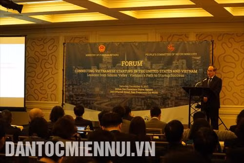 Ông Nguyễn Thiện Nhân, Uỷ viên Bộ Chính trị, Bí thư Thành uỷ Thành phố Hồ Chí Minh phát biểu chào mừng tại diễn đàn. Ảnh: Hoàng Anh Tuấn – TTXVN