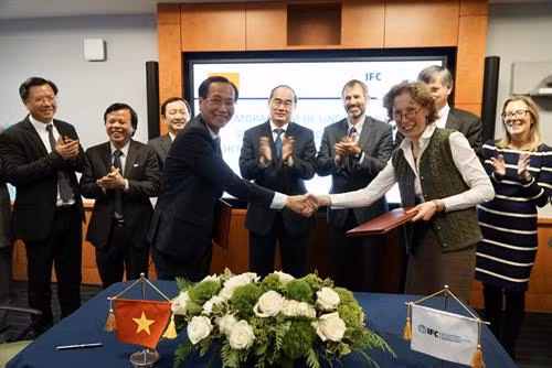 Ông Nguyễn Thiện Nhân, Uỷ viên Bộ Chính trị, Bí thư Thành uỷ Thành phố Hồ Chí Minh chứng kiến lễ ký kết MOU giữa UBND Thành phố Hồ Chí Minh và IFC. Ảnh: Hoàng Anh Tuấn