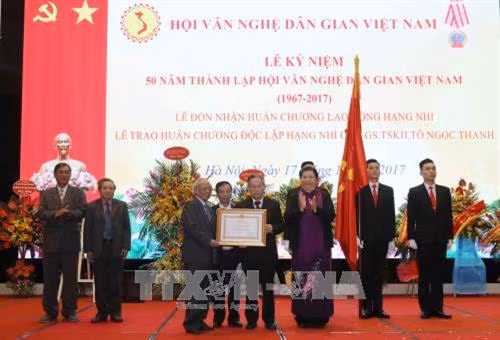 Phó Chủ tịch thường trực Quốc hội Tòng Thị Phóng trao tặng Huân chương Lao động Hạng Nhì cho Hội Văn nghệ Dân gian Việt Nam. Ảnh: Phương Hoa – TTXVN