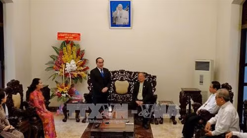Bí thư Thành ủy Thành phố Hồ Chí Minh Nguyễn Thiện Nhân cùng đoàn công tác đến thăm và chúc mừng các chức sắc tại Văn phòng Giám mục Việt Nam. Ảnh: Thế Anh-TTXVN