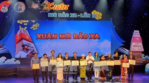 Các cá nhân, tập thể có đóng góp tích cực trong chăm lo đời sống vật chất, tinh thần cho cán bộ chiến sĩ và ngư dân nơi hải đảo đóng nhận bằng khen của Quân chủng Hải quân tại chương trình. Ảnh: Thế Anh-TTXVN