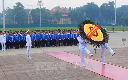 Sáng 10/12/2017, tại Hà Nội, Đoàn đại biểu Thanh niên Cộng sản Hồ Chí Minh về dự Đại hội Đại biểu toàn quốc lần thứ XI, nhiệm kỳ 2017-2022, do đồng chí Lê Quốc Phong, Ủy viên dự khuyết Trung ương Đảng, Bí thư thứ nhất Trung ương Đoàn TNCS Hồ Chí Minh, Chủ tịch Hội Sinh viên Vệt Nam dẫn đầu, đến đặt vòng hoa và vào Lăng viếng Chủ tịch Hồ Chí Minh. Ảnh: TTXVN