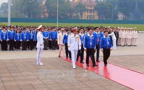 Sáng 10/12/2017, tại Hà Nội, Đoàn đại biểu Thanh niên Cộng sản Hồ Chí Minh về dự Đại hội Đại biểu toàn quốc lần thứ XI, nhiệm kỳ 2017-2022, do đồng chí Lê Quốc Phong, Ủy viên dự khuyết Trung ương Đảng, Bí thư thứ nhất Trung ương Đoàn TNCS Hồ Chí Minh, Chủ tịch Hội Sinh viên Vệt Nam dẫn đầu, đến đặt vòng hoa và vào Lăng viếng Chủ tịch Hồ Chí Minh. Ảnh: TTXVN