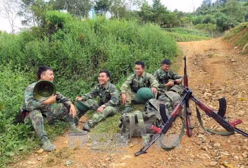 Phút nghỉ ngơi của Đội vũ trang Đồn biên phòng Ga Ry trên đường tuần tra. Ảnh: Đỗ Trưởng - TTXVN