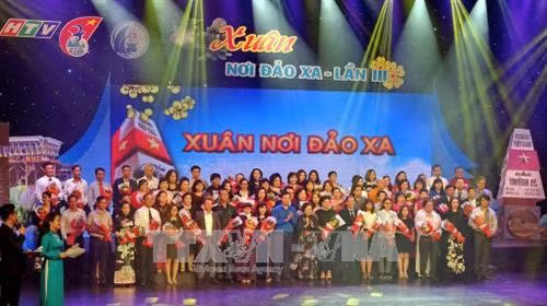 Ban tổ chức tri ân sự đóng góp nhiệt tình về vật chất từ các đoàn thể, mạnh thường quân, cộng đồng doanh nghiệp tại chương trình. Ảnh: Thế Anh-TTXVN