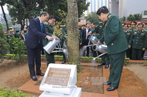 Chủ tịch nước Trần Đại Quang trồng cây lưu niệm tại trụ sở Bộ Tư lệnh Bộ đội Biên phòng. Ảnh : Nhan Sáng-TTXVN.