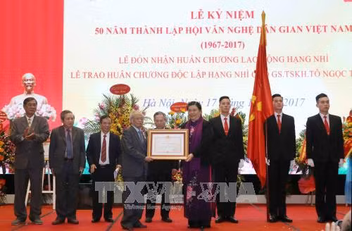 Phó Chủ tịch thường trực Quốc hội Tòng Thị Phóng trao Huân chương Lao động Hạng Nhì cho Giáo sư, Tiến sỹ Khoa học Tô Ngọc Thanh, Chủ tịch Hội Văn nghệ Dân gian Việt Nam. Ảnh: Phương Hoa – TTXVN