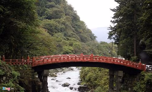 Nói đến Nikko, người hiểu lịch sử Nhật Bản liền nghĩ ngay đến Nikko Toshogu, một đền đài nguy nga nhất của xứ Phù Tang được UNESCO công nhận là di sản văn hoá thế giới vào năm 1999. Đường vào đền Nikko Toshogu vắt ngang con sông Daiya, với cây cầu Thần gỗ cong (Shin kyo) sơn son đẹp mắt, giống như cầu Thê Húc ở Hồ Gươm, Hà Nội. Đây là một trong 3 cây cầu đẹp nhất Nhật Bản. Nikko được ví như viên đá quý, bởi vẻ đẹp tự nhiên và vẻ đẹp kiến trúc Nhật Bản. Kiến trúc điện thờ vô cùng sắc sảo. Các nhà sử học ước lượng rằng để hoàn tất kiến trúc đền thờ Toshogu tốn khoảng 40 tỷ yen vào thời điểm ngày nay (8.547 tỷ đồng). Đền chùa Nikko là tên gọi chung của quần thể đền, chùa cổ nổi tiếng ở thành phố Nikko, tỉnh Tochigi. Dân địa phương thường gọi quần thể này là "hai đền một chùa", bởi quần thể gồm hai đền thờ Thần đạo Nikko Tosho-gu (đền Futarasan) và một ngôi chùa Phật giáo là chùa Rinno. 5 kiến trúc của đền Nikko Toshogu đã được Nhật Bản xếp vào hàng quốc bảo, và ba kiến trúc khác là tài sản văn hóa trọng yếu. Lăng mộ đền thờ của tướng quân Tokugawa được thiết kế tạo ra được một không gian rất trang nghiêm. Lối vào cổng chính rộng rãi, đường trải đá nhỏ màu xám, những rặng thông cao vút tạo ra một không gian uy nghi, thanh tịnh. Đại lộ những cây tuyết tùng được trồng xếp hàng dài ngay ngắn nằm ở hai bên vệ đường, được gọi là Sugi. Sau khi tướng quân Tokugawa Ieyasu chết năm 1616, Masatsuna Matsudaira đã xây dựng đền Nikko Toshogu, và ông bắt đầu trồng cây tuyết tùng Nhật Bản dọc theo con đường chính dẫn đến Nikko. Người ta ước tính có khoảng 200.000 cây tuyết tùng được trồng trong dịp này. Số lượng cây giảm đi rất nhiều và hiện nay chỉ còn 13.000 cây. Ðông Chiêu Cung - Toshogu - là tên gọi của đền thờ tướng quân Shogun Tokugawa Ieyasu - Ðức Xuyên Gia khang. Ông mất vào năm 1616 và con trai ông đã chọn Nikko làm nơi xây dựng đền thờ. Hơn 4 triệu người thợ làm trong trong 1 năm rưỡi để hoàn thiện cụm đền thờ có kiến trúc vô cùng sắc sảo này. Tổ hợp kiến trúc là điểm tuyệt vời trong số các tuyệt tác kiến trúc Nhật Bản thể hiện lối trang trí sang trọng và tinh tế. Kiến trúc đền thờ Toshogu để lại cho người sau cả một kho tàng về triết lý nhân sinh. Các hình ảnh khỉ đã được nhân cách hóa mô tả về đời sống con người. Một trong số đó có bức đặc biệt nhất khắc 3 chú khỉ, có tên từng chú khỉ là Kikazaru (bịt tai), Mizaru (bịt mắt) và Iwazaru (bịt miệng). Ba chú khỉ với vẻ mặt ngộ nghĩnh là hình tượng người Nhật Bản biểu đạt triết lý nhà Phật dạy rằng không nghe điều bậy, không nhìn điều bậy, không nói điều bậy. Bức khắc này của nghệ nhân Hidari Jingoro nổi tiếng từ thế kỉ 17. Hiện đền cũng là nơi những gia đình quyền quý tổ chức lễ thành hôn. Hàng năm đền thờ tướng quân Tokugawa - nơi được mệnh danh là ”Di Hòa Viên” của Nhật Bản, thu hút hàng trăm ngàn lượt khách du lịch.