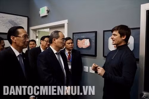 Đoàn lãnh đạo Thành phố Hồ Chí Minh thăm một công ty khởi nghiệp thành công tại San Francisco, Hoa Kỳ. Ảnh: Hoàng Anh Tuấn – TTXVN