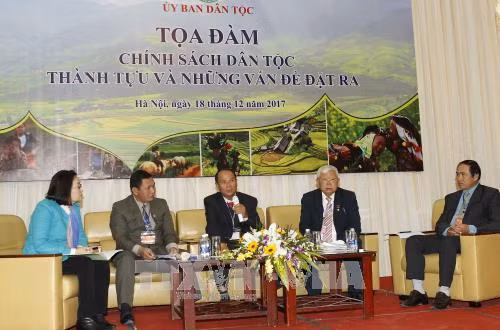 Bác Sỹ Trương Văn Thọ, nguyên Phó giám đốc Sở Y tế tỉnh Ninh Thuận (cầm míc) tham luận tại buổi tọa đàm. Ảnh: Văn Điệp – TTXVN