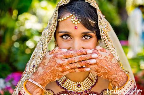 Nhảy múa: Nếu ai từng theo dõi điện ảnh Ấn Độ chắc chắn đều ấn tượng với những vũ điệu quyến rũ và lời hát truyền cảm được thể hiện trong bộ phim. Người Ấn Độ cho rằng trong phim mà không có nhảy múa thì giống như ăn cà-ri mà không có ớt, sẽ trở nên nhạt nhẽo, không hấp dẫn. Trong thực tế, mỗi vùng của Ấn Độ đều có điệu múa mang bản sắc riêng tạo nét đặc trưng cho mảnh đất này. Ảnh: Janoindia. Yoga: Yoga là một nghệ thuật cổ xưa, xuất phát từ vùng thượng du sông Hằng và các tu viện nằm dưới chân dãy Himalaya thuộc Ấn Độ. Khu vực này đều là những thành phố núi xa xôi, nhỏ bé nhưng lại thu hút không ít tín đồ yoga từ khắp nơi trên thế giới đổ về luyện tập. Ảnh: Janoindia. Thành viên tại các lớp học yoga phần nhiều là phụ nữ độc thân. Mọi người tham gia tập luyện đều có mong muốn tìm đến sự thanh tịnh trong tâm hồn. Học yoga không chỉ đơn thuần là học theo các động tác mà còn phải rèn luyện làm thế nào để gạt bỏ những suy nghĩ tiêu cực, bi quan trong lòng. Ảnh: Sikhdharma. Một tín đồ đã tập luyện yoga 16 năm tại một tu viện nổi tiếng bên sông Hằng cho biết: “Luyện yoga chính là khai thác những tố chất thần thánh nhất trong lòng của người ta, làm cho tâm hồn tràn đầy tình yêu và niềm vui”. Ảnh: Curejoy. Vẽ Henna: Henna là một loại cây có hoa được trồng tại những vùng khô hạn như châu Phi, Nam á và Bắc Australia. Henna được sử dụng làm thuốc nhuộm. Còn Henna Tattoo là tên gọi của hình thức nghệ thuật dùng Henna vẽ lên da người. Tại Ấn Độ, bạn có thể nhìn thấy những người chuyên vẽ Henna ở khắp nơi. Chỉ cần một tấm thảm trải dưới nền đất, bột Henna và những chiếc bút lông là người dân có thể hành nghề được. Ảnh: Janoindia. Không chỉ có ý nghĩa quan trọng trong những dịp lễ lớn, vẽ Henna còn là một phần không thể thiếu trong đám cưới truyền thống của người dân nơi đây. Henna là biểu tượng tình yêu giữa người vợ và chồng, người ta tin rằng nó sẽ đem lại nhiều điều may mắn. Cô dâu sẽ được vẽ tên của chú rể đan xen với những họa tiết phức tạp lên tay. Sau đó chú rể phải tìm cho ra tên mình trên bàn tay cô gái. Nếu tìm thấy, họ mới được thành thân. Ảnh: Janoindia. Theo tập tục địa phương, buổi tối trước khi cử hành hôn lễ, cô dâu bắt đầu được vẽ Hanna. Điều đặc biệt là người đặt nét vẽ đầu tiên sẽ là mẹ chồng tương lai của cô dâu. Với hình vẽ trên tay, cô dâu sẽ không phải làm bất cứ việc nhà nào và được cung phụng cho tới khi màu vẽ tự phai đi. Ảnh: Truephotography. Cricket: Bóng chày là một môn thể thao dùng gậy đánh bóng trên sân cỏ hình tròn. Nó còn tên gọi khác là bóng gậy, bản cầu hay mộc cầu...Ảnh: NYtimes. Tại Ấn Độ, cricket không chỉ là môn thể thao, mà còn là văn hóa, tấm thiệp ngoại giao của đất nước.Thậm chí người dân Ấn Độ dễ dành thiện cảm cho bất cứ quốc gia nào mang thông điệp ngoại giao đến với họ kèm theo một trận cricket. Ảnh: Janoindia. Lăng Taj Mahal: Taj Mahal là công trình kiến trúc nằm ở thành phố Agra, bang Uttar Pred.esh. Vào năm 1623, vua Shah Jahan quyết định xây dựng Taj Mahal để tưởng nhớ người vợ thứ ba, hoàng hậu Mumtaz Mahal. Bà đã qua đời khi sinh đứa con thứ 14 của họ ở tuổi 40. Khoảng 20.000 người đã làm việc suốt ngày đêm trong 22 năm (1632-1653) để hoàn tất lăng mộ khổng lồ này. Chi phí xây dựng Taj Mahal lên tới 320 triệu rupee (tương đương 1 tỷ USD thời đó). Ảnh: Wallpapers4u Đây là một trong 7 kỳ quan của thế giới, thậm chí chưa có công trình nào có thể vượt qua vẻ đẹp tuyệt diệu của lăng Taj Mahal theo đánh giá của một số sử gia phương Tây. Ảnh: Staticflickr.