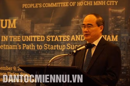 Ông Nguyễn Thiện Nhân, Uỷ viên Bộ Chính trị, Bí thư Thành uỷ Thành phố Hồ Chí Minh phát biểu chào mừng tại diễn đàn. Ảnh: Hoàng Anh Tuấn – TTXVN