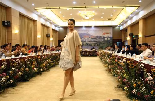 Người đẹp Hồng Quế trình diễn thời trang Tơ lụa Bảo Lộc tại buổi họp báo Festival hoa Đà Lạt 2017. Ảnh: nld.com.vn