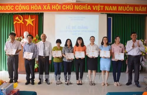 Khen thưởng các học viên xuất sắc. Ảnh: Hoài Thu – TTXVN