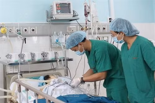 Thăm khám và theo dõi bệnh nhân sau ca phẫu thuật. Ảnh: Phương Vy-TTXVN