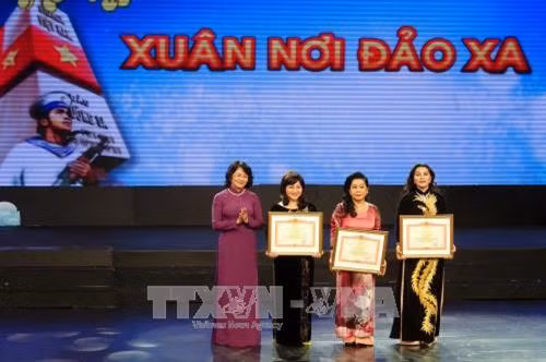 Phó Chủ tịch Nước Đặng Thị Ngọc Thịnh (bên trái) thay mặt Đảng, Nhà nước, Chính phủ trao bằng khen của Thủ tướng Chính phủ cho các cá nhân, đại diện tập thể có thành tích đóng góp to lớn cho các hoạt động xã hội từ thiện của CLB “Vì Hoàng Sa – Trường Sa thân yêu”, tại chương trình. Ảnh: Thế Anh-TTXVN