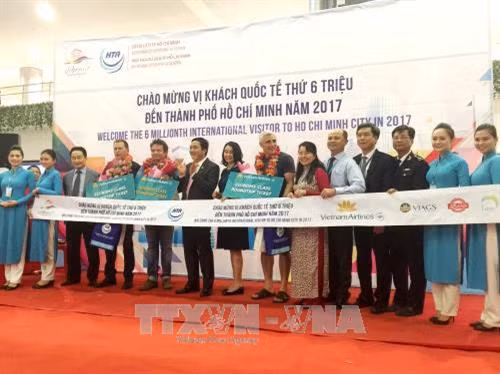 Các vị khách quốc tế cùng với đoàn đại biểu chụp ảnh lưu niệm. Ảnh: Gia Thuận - TTXVN