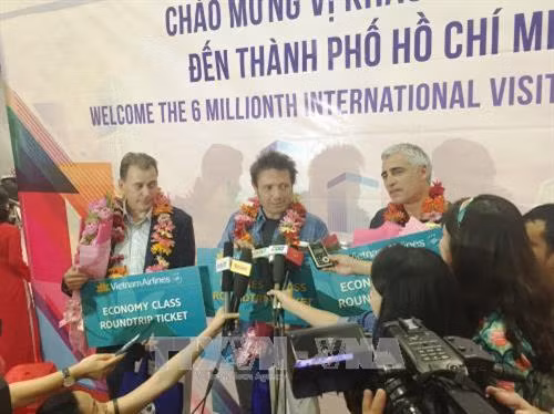 Ông Mitchener David William (giữa) trả lời phóng viên các báo và đài truyền hình thành phố. Ảnh: Gia Thuận - TTXVN