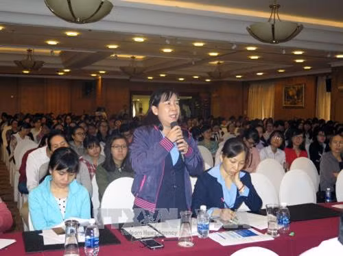 Đại diện Doanh nghiệp đối thoại với lãnh đạo Cục Thuế Thành phố. Ảnh: Hoàng Hải-TTXVN