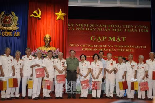 Thượng tướng Nguyễn Văn Thành, Thứ trưởng Bộ Công an tặng quà cho các nhân chứng lịch sử. Ảnh: Hoàng Hải-TTXVN