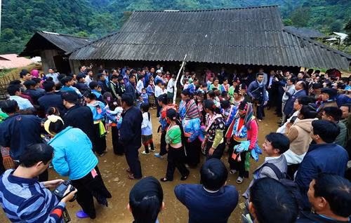 Một nghi thức làm lý của đồng bào dân tộc Mông trong ngày Tết, cầu may mắn trong năm mới đến với các thành viên trong dòng họ. Ảnh: Phan Tuấn Anh- TTXVN