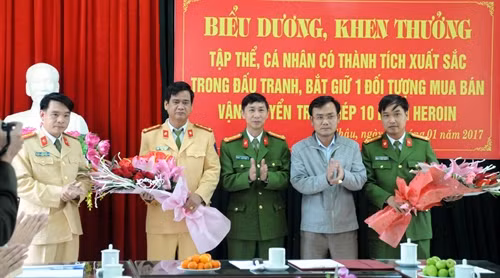 Đại diện tập thể và cá nhân được khen thưởng về có thành tích xuất sắc trong phòng chống tội phạm ma túy. Ảnh: Nguyễn Công Hải - TTXVN