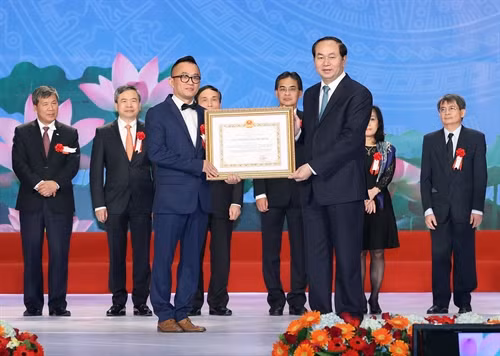 Chủ tịch nước Trần Đại Quang trao giải cho các tác giả đạt Giải thưởng Hồ Chí Minh về Khoa học và Công nghệ. Ảnh: Nhan Sáng-TTXVN