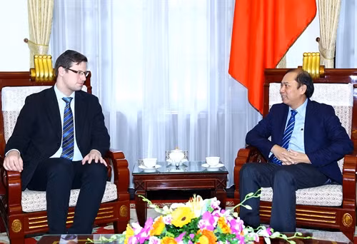 Thứ trưởng Bộ Ngoại giao Nguyễn Quốc Dũng tiếp Phó Chủ tịch Quốc hội Hungary Gergely Gulyás đang thăm và làm việc tại Việt Nam. Ảnh: TTXVN