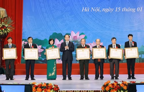Chủ tịch nước Trần Đại Quang trao giải cho các tác giả đạt Giải thưởng Hồ Chí Minh về Khoa học và Công nghệ. Ảnh: Nhan Sáng-TTXVN