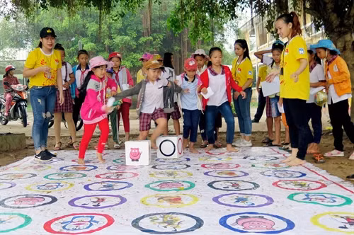 Hồn nhiên với sân chơi thiếu nhi tại Trường Tiểu học An Ngãi Tây (xã An Ngãi Tây, huyện Ba Tri, Bến Tre).