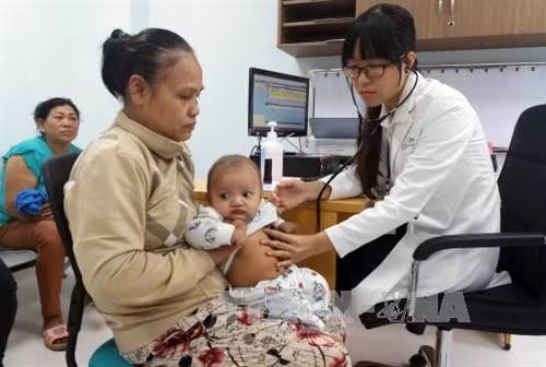 Bệnh nhi đến khám tại Khoa Khám bệnh của Bệnh viện Nhi đồng Thành phố Hồ Chí Minh. Ảnh: Phương Vy - TTXVN