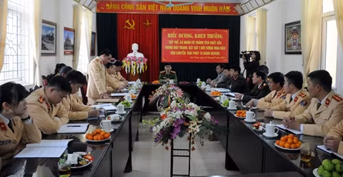 Đại diện Ban chỉ đạo phòng chống tội phạm, tệ nạn xã hội và xây dựng phong trào toàn dân bảo vệ an ninh Tổ quốc tỉnh Lai Châu biểu dương các tập thể, cá nhân có thành tích suất sắc trong vụ bắt đối tượng Lầu A Của. Ảnh: Nguyễn Công Hải - TTXVN