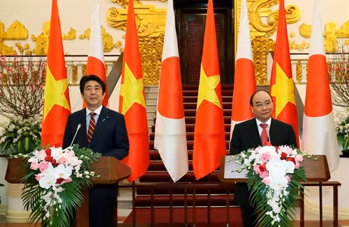 Thủ tướng Chính phủ Nguyễn Xuân Phúc và Thủ tướng Nhật Bản Shinzo Abe phát biểu tại cuộc họp báo sau hội đàm. Ảnh:Thống Nhất- TTXVN