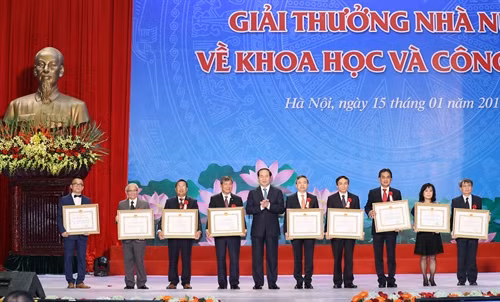 Chủ tịch nước Trần Đại Quang trao giải cho các tác giả đạt Giải thưởng Hồ Chí Minh về Khoa học và Công nghệ. Ảnh: Nhan Sáng-TTXVN