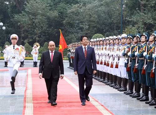Thủ tướng Nguyễn Xuân Phúc và Thủ tướng Nhật Bản Shinzo Abe duyệt Đội danh dự QĐND Việt Nam. Ảnh: Thống Nhất – TTXVN