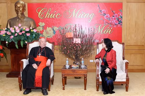 Ủy viên Bộ Chính trị, Bí thư Trung ương Đảng, Trưởng Ban Dân vận Trung ương Trương Thị Mai tiếp Hồng y Phê rô Nguyễn Văn Nhơn, Tổng giám mục giáo phận Hà Nội đến thăm và chúc mừng năm mới. Ảnh: Phương Hoa - TTXVN