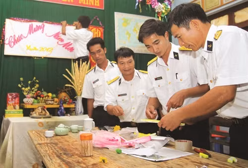 Chiến sĩ đảo Trường Sa Lớn trang trí không gian làm việc, sinh hoạt để chuẩn bị đón Tết