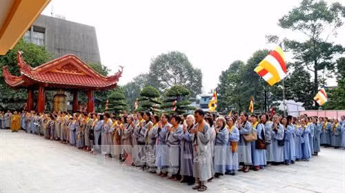 Đông đảo Phật tử dự lễ khánh thành Việt Nam Quốc Tự. Ảnh: Thế Anh-TTXVN