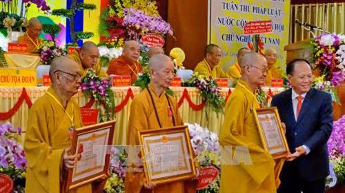 Đại diện tập thể và cá nhân có cống hiến to lớn trong sự nghiệp phát triển giáo hội đón nhận Huân chương Lao động Hạng I và III của Chủ tịch Nước trao tặng. Ảnh: Thế Anh-TTXVN