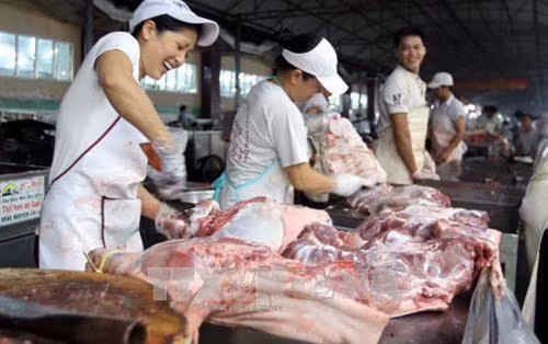 Tiểu thương bán thịt heo có đầy đủ thông tin truy xuất nguồn gốc tại chợ đầu mối Hóc Môn (Thành phố Hồ Chí Minh). Ảnh: Thanh Vũ-TTXVN
