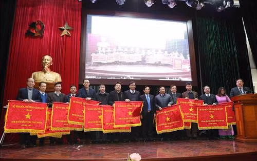 Lãnh đạo Bộ Văn hoá, Thể thao và Du lịch trao cờ thi đua cho các đơn vị. Ảnh: Thành Đạt - TTXVN