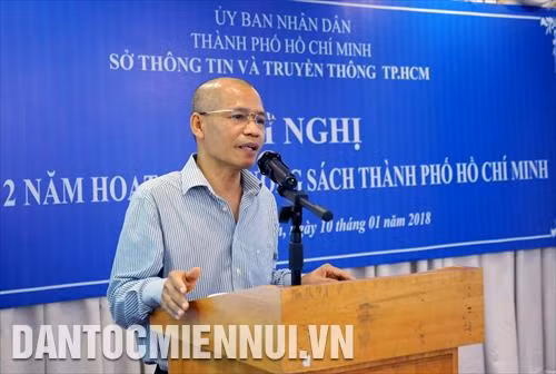 Tiến sĩ Nguyễn Mạnh Hùng, Tổng Giám đốc Công ty Sách Thái Hà Books trình bày tham luận tại Hội nghị sơ kết 2 năm Đường sách Thành phố Hồ Chí Minh diễn ra vào ngày 10/01/2018. Ảnh: An Hiếu