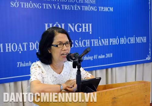 Bà Quách Thu Nguyệt, Phó Giám đốc Công ty Trách nhiệm hữu hạn một thành viên Đường sách Thành phố Hồ Chí Minh chia sẽ thông tin tại Hội nghị sơ kết 2 năm Đường sách Thành phố Hồ Chí Minh diễn ra vào ngày 10/01/2018. Ảnh: An Hiếu