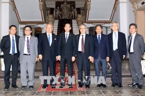 Phó Chủ tịch Thường trực Thành Phố Hồ Chí Minh Lê Thanh Liêm với ông Tsutomo Takebe, Cố vấn đặc biệt Liên minh Nghị sĩ hữu nghị Nhật - Việt, Trưởng Ban tổ chức lễ hội Việt - Nhật cùng các đại biểu. Ảnh: Thanh Vũ – TTXVN