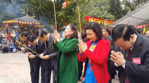 Đại diện lãnh đạo Bộ Văn hóa, Thể thao và Du lịch, thành phố Hà Nội dâng hương tưởng niệm Hai Bà Trưng. Ảnh: Đinh Thị Thuận - TTXVN