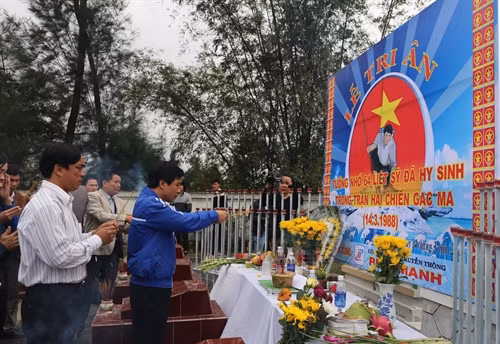 Các cựu binh, đồng đội, người thân thắp hương tưởng niệm anh hùng, liệt sỹ hy sinh trong trận chiến Gạc Ma. Ảnh: Mạnh Thành - TTXVN